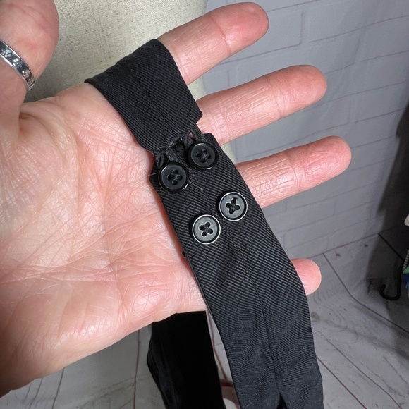 🖤NWT🤩 |•BB DAKOTA•| Darling Black Romper V-neck Halter Size 2 - Picture 2 of 6